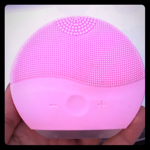 Silicone facial cleansing brush - Picture 1 of 2